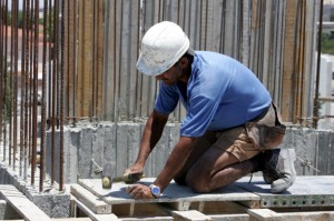 Kıbrıs’ın güneyinde, inşaat alanında çalışanların maaşları/ücretleri 2013 yılının üçüncü çeyreğinde yüzde 6.1 oldu.